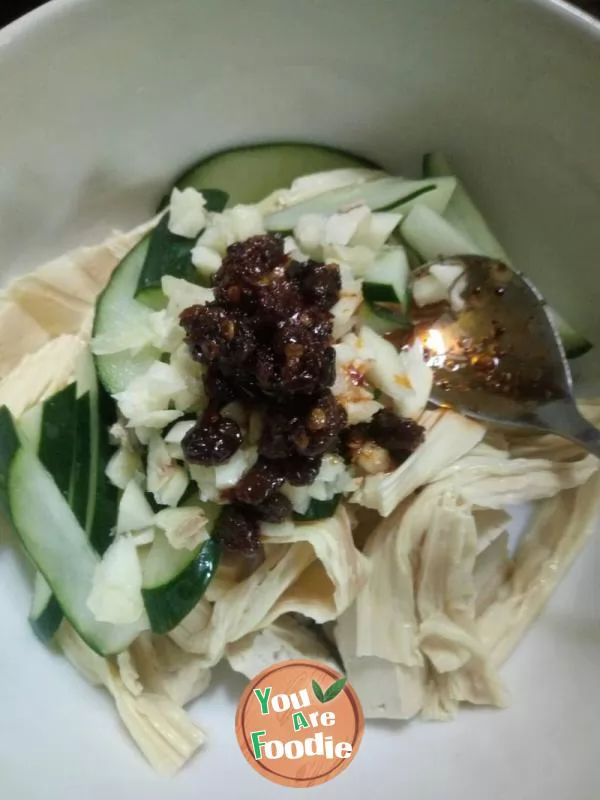 Cucumber, bean curd and bean curd in cold sauce