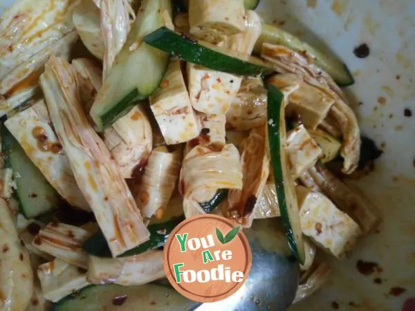 Cucumber, bean curd and bean curd in cold sauce