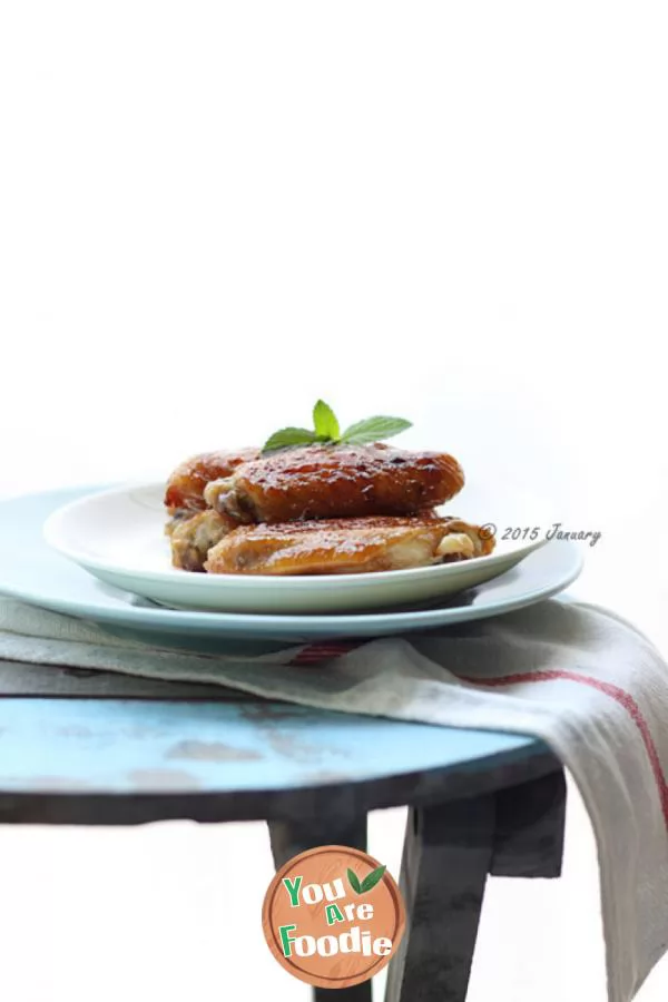 Roasted chicken wings with meat sauce