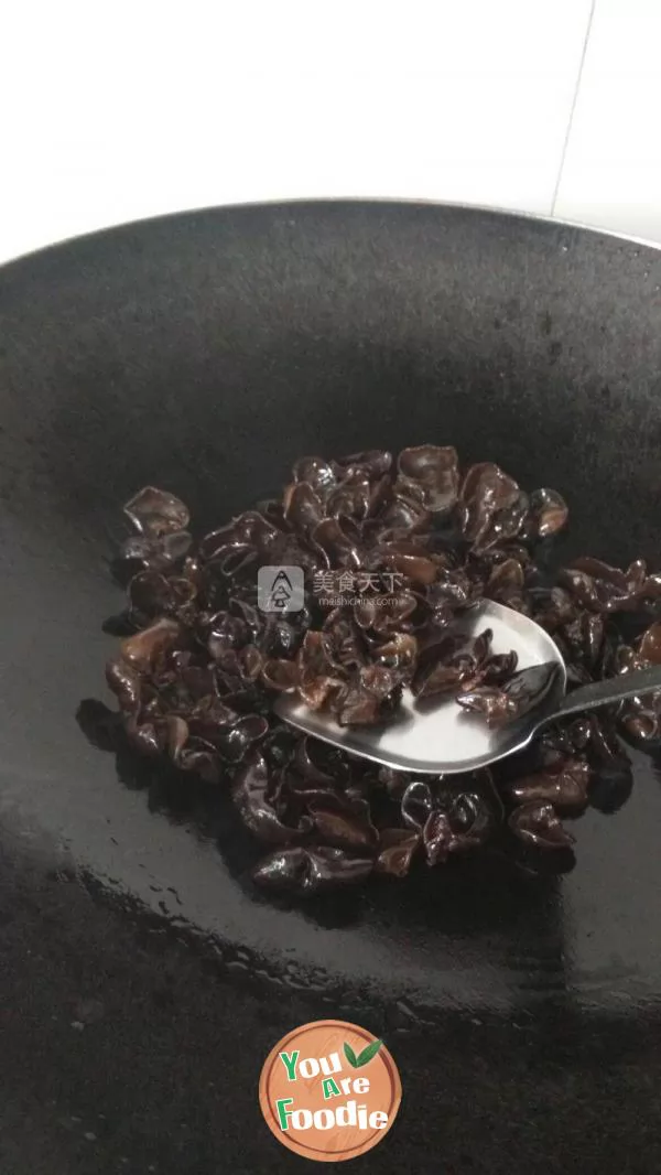 Steamed spareribs with fungus