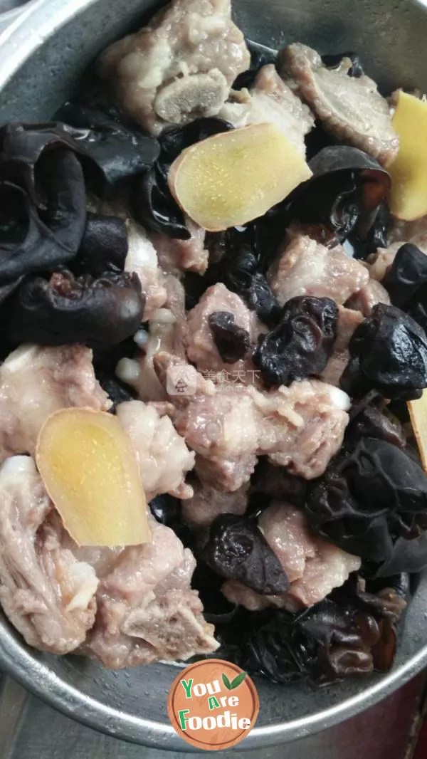 Steamed spareribs with fungus