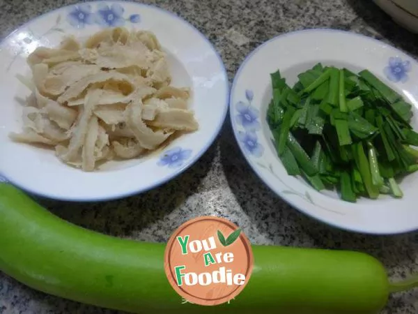 Stir fried beef tripe with leeks and flowering at night