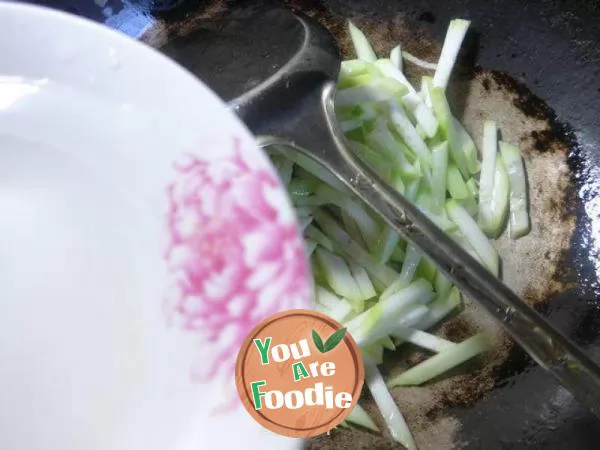 Stir fried beef tripe with leeks and flowering at night