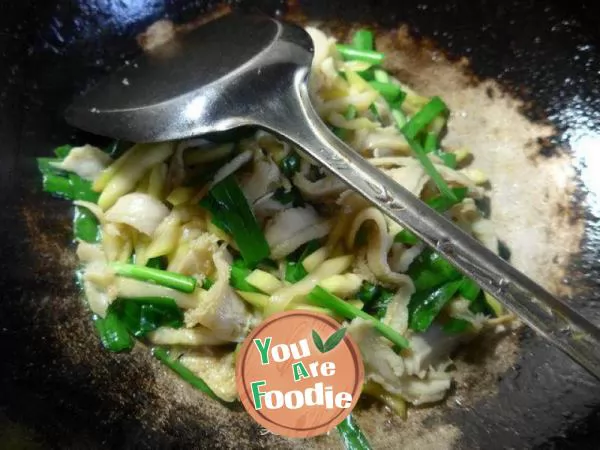 Stir fried beef tripe with leeks and flowering at night