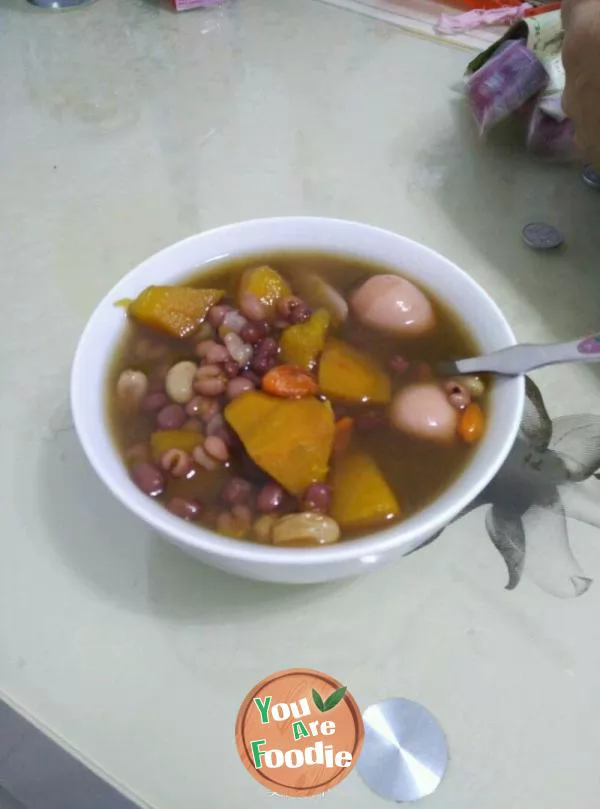 Job's tears and red beans mixed sugar water