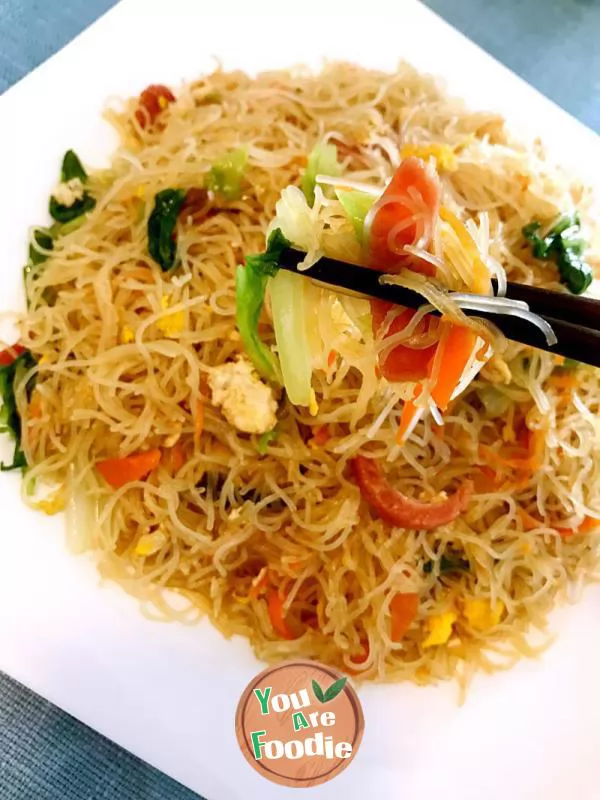 Fried rice noodles with eggs