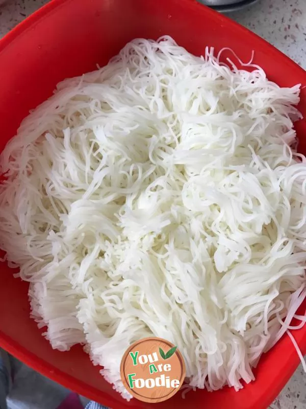 Fried rice noodles with eggs