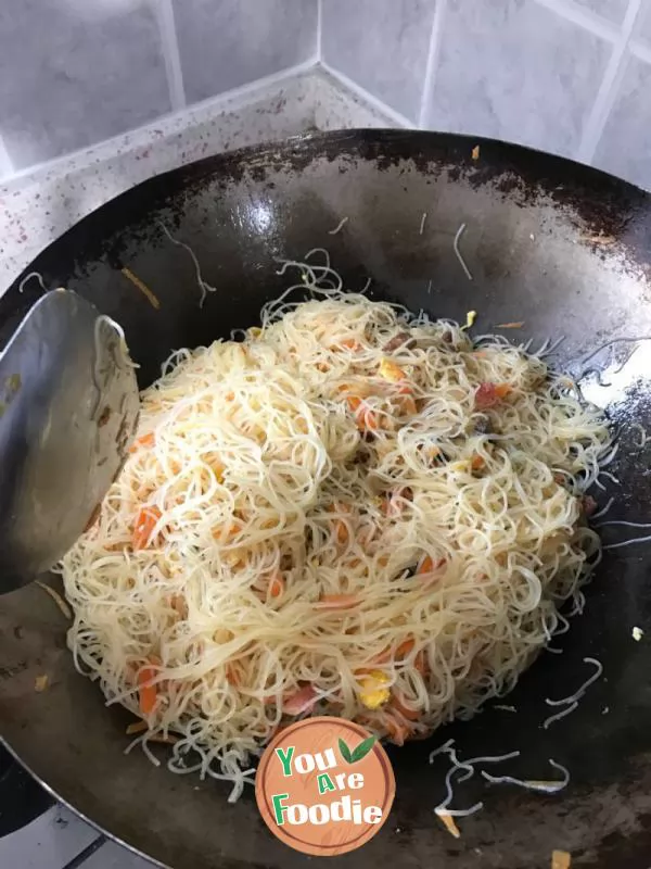 Fried rice noodles with eggs