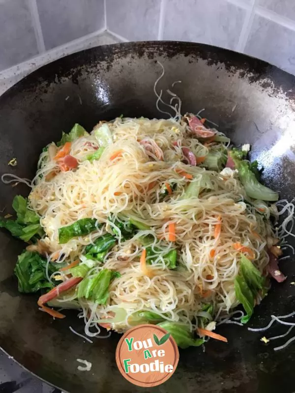 Fried rice noodles with eggs