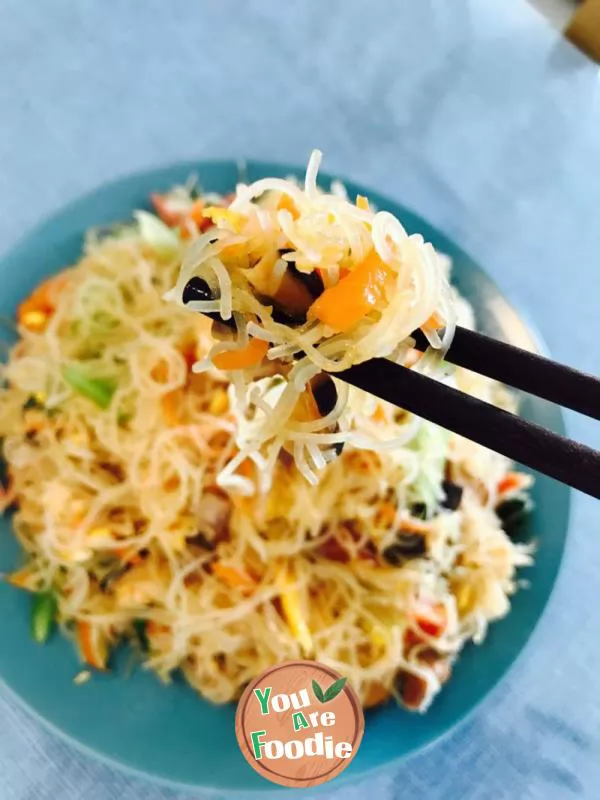 Fried rice noodles with eggs