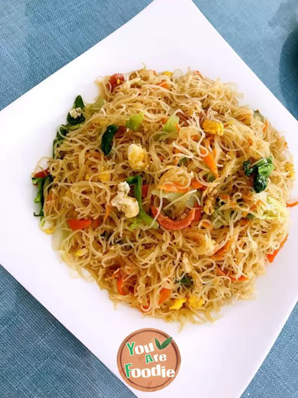 Fried rice noodles with eggs