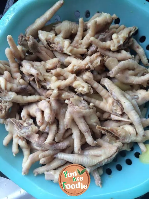 Garlic flavored chicken feet