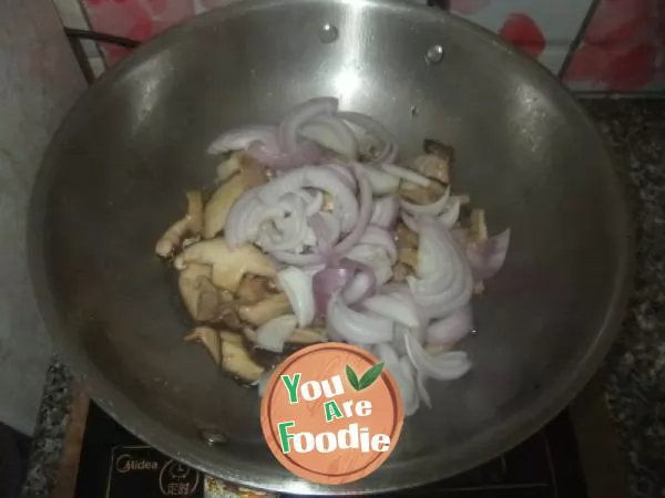 Fried pork slices with onion and mushroom