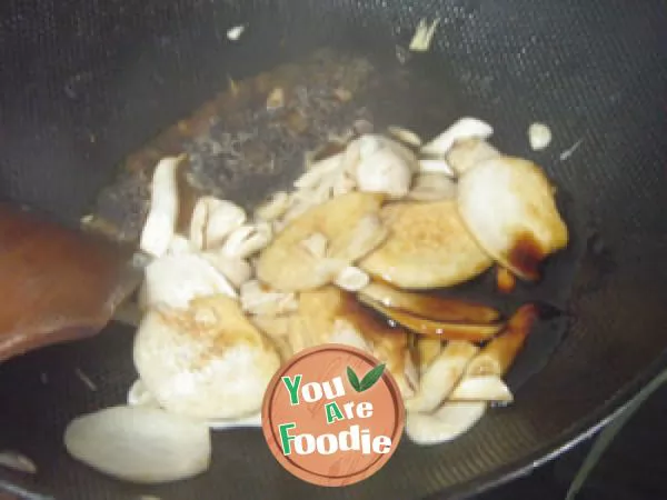 Fried mushrooms with oyster sauce and pepper