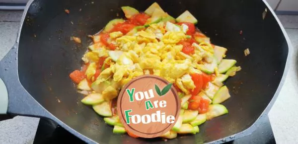 Scrambled egg with tomato and zucchini