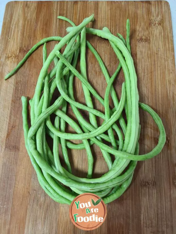 Stir fried green bean sprouts with cowpeas