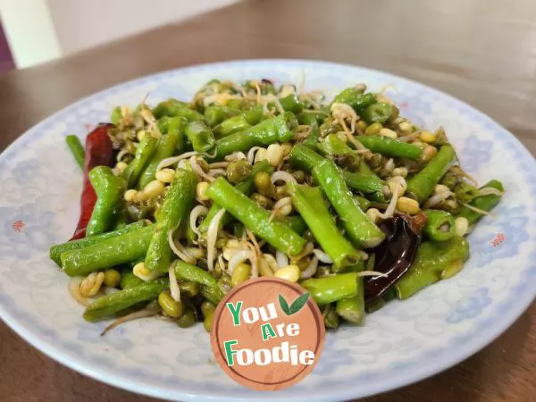 Stir fried green bean sprouts with cowpeas