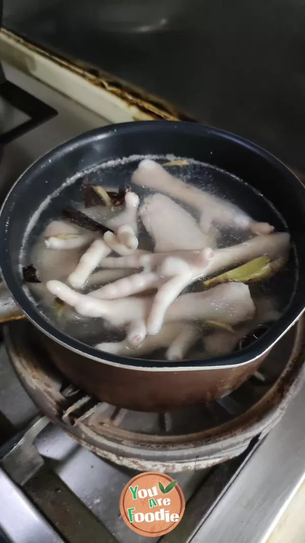 Baked chicken wings and chicken feet with salt