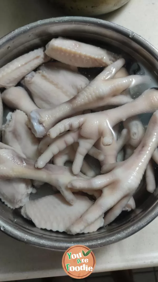 Baked chicken wings and chicken feet with salt