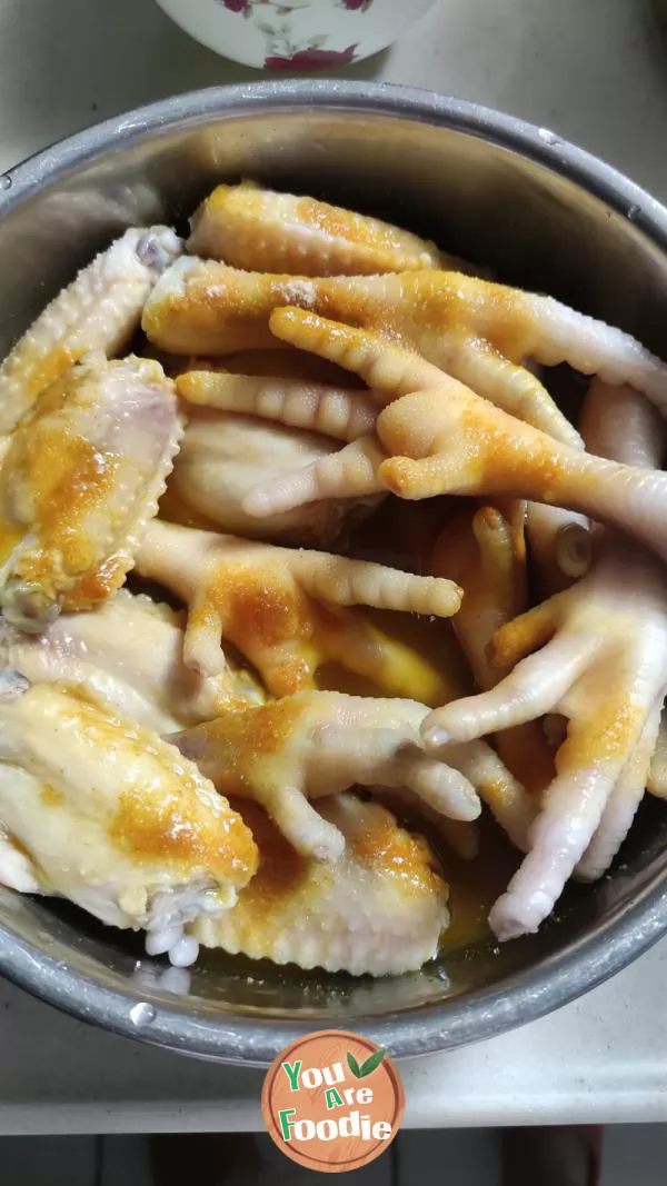 Baked chicken wings and chicken feet with salt