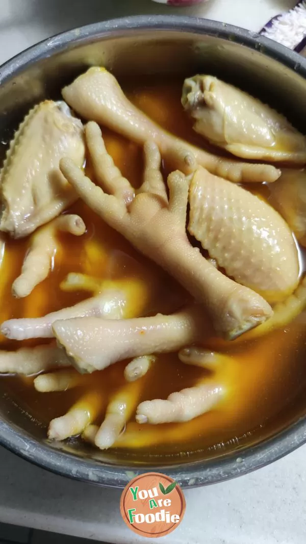 Baked chicken wings and chicken feet with salt