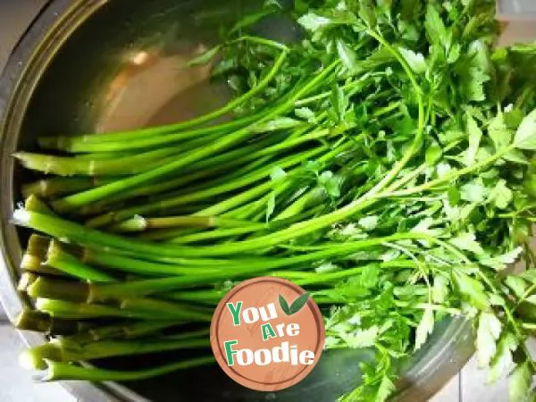 Fried shredded pork with wild celery