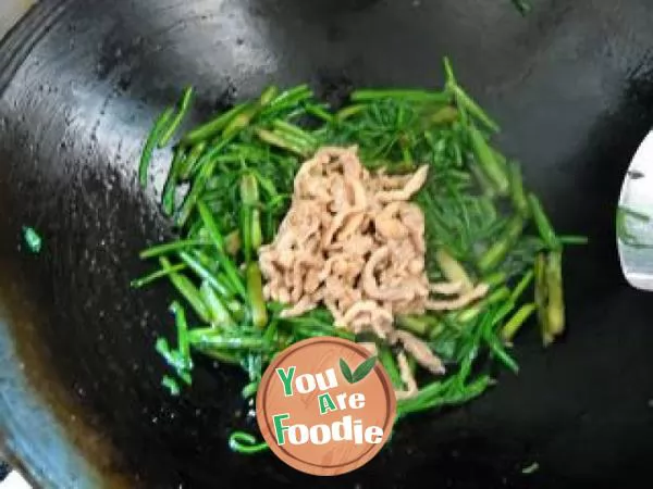 Fried shredded pork with wild celery