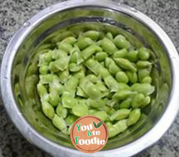 Noodles covered with assorted bean paste