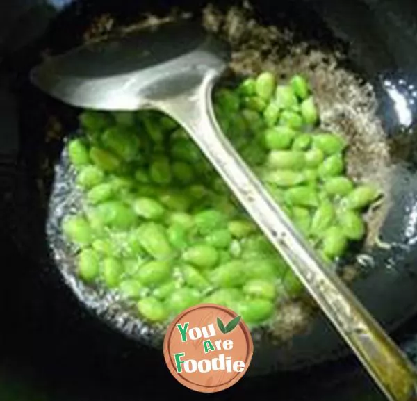 Noodles covered with assorted bean paste