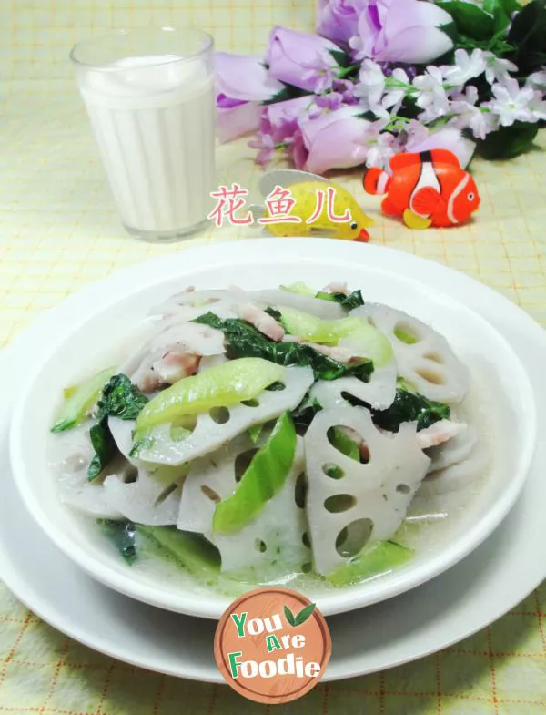 Fried lotus root with green vegetables and bacon