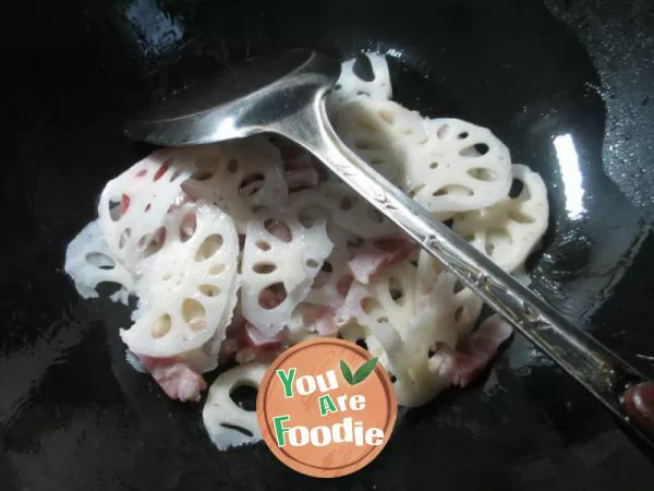 Fried lotus root with green vegetables and bacon