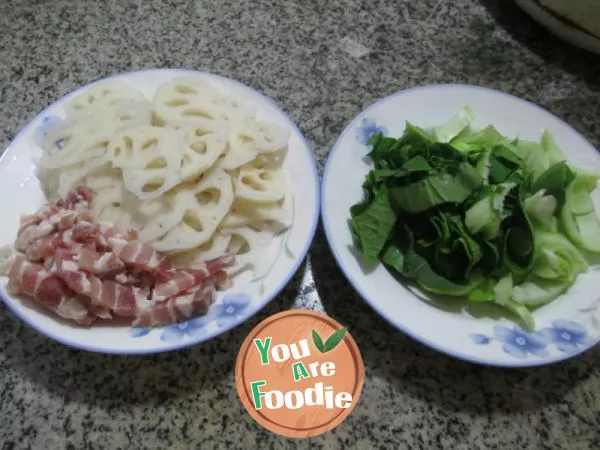 Fried lotus root with green vegetables and bacon