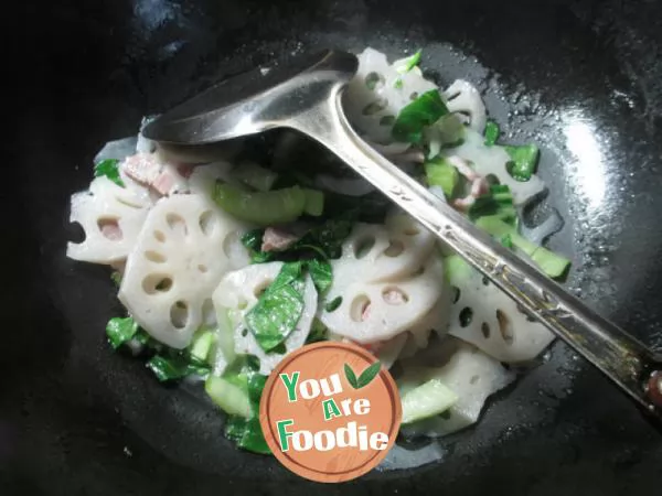 Fried lotus root with green vegetables and bacon
