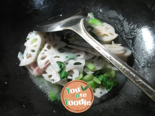 Fried lotus root with green vegetables and bacon