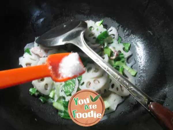 Fried lotus root with green vegetables and bacon