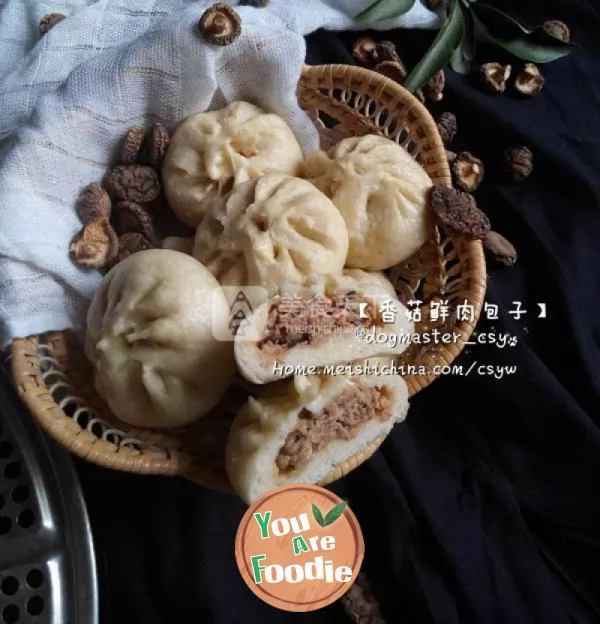 [steamed stuffed bun with mushroom and fresh meat]