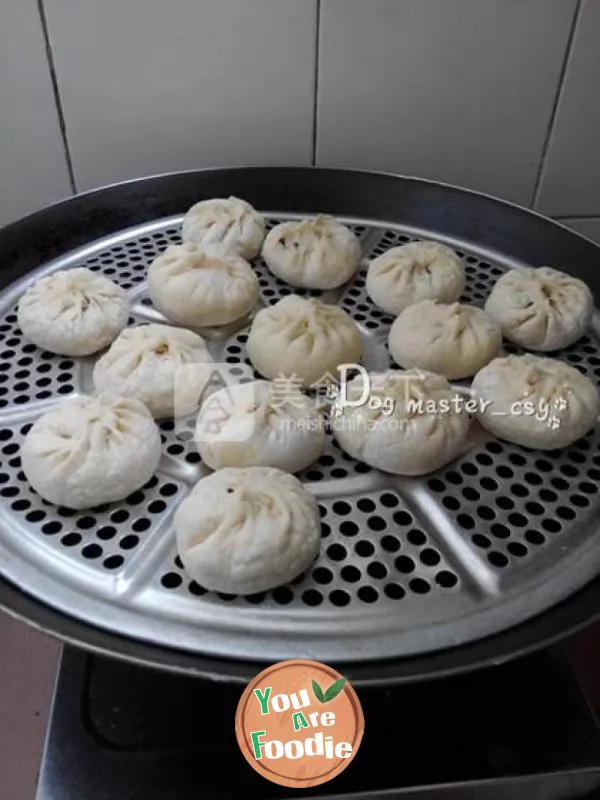 [steamed stuffed bun with mushroom and fresh meat]