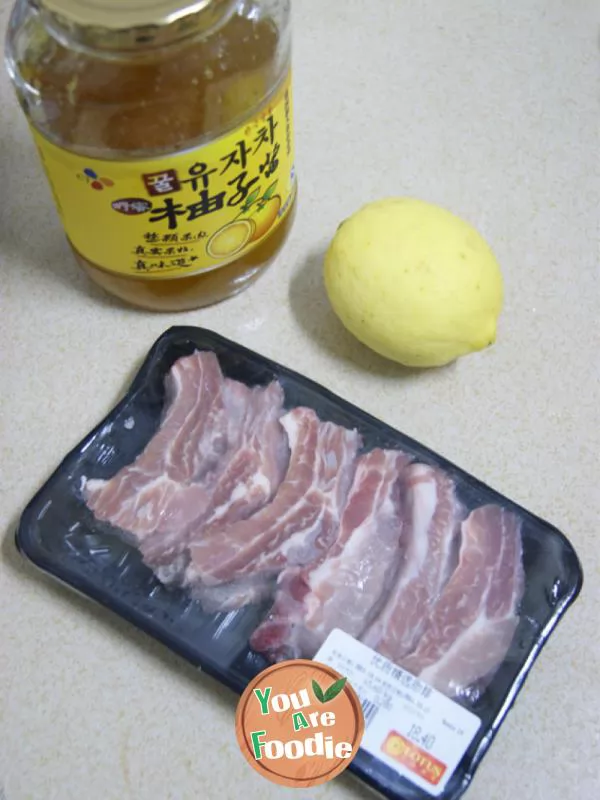 Skilfully using lemon instead of sugar to stir fry sweet ribs with lemon and grapefruit sauce