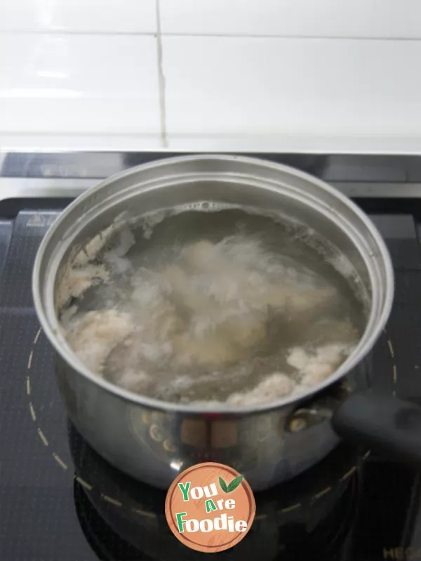 Skilfully using lemon instead of sugar to stir fry sweet ribs with lemon and grapefruit sauce