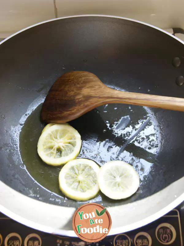 Skilfully using lemon instead of sugar to stir fry sweet ribs with lemon and grapefruit sauce