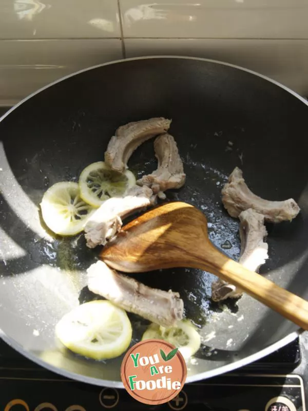 Skilfully using lemon instead of sugar to stir fry sweet ribs with lemon and grapefruit sauce