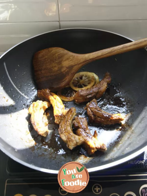 Skilfully using lemon instead of sugar to stir fry sweet ribs with lemon and grapefruit sauce