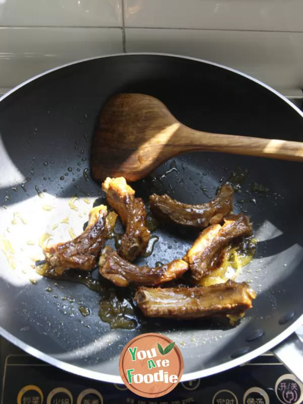 Skilfully using lemon instead of sugar to stir fry sweet ribs with lemon and grapefruit sauce