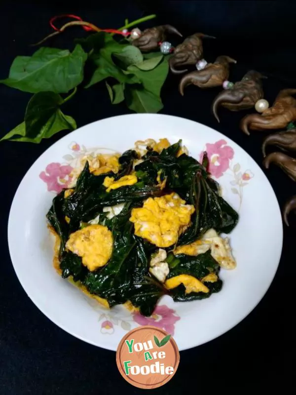 Fried egg with sweet potato leaf shrimp sauce