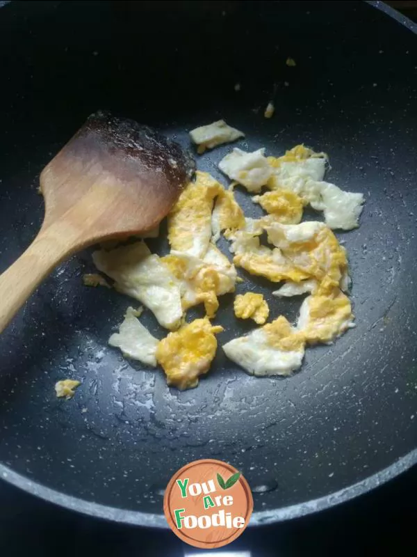 Fried egg with sweet potato leaf shrimp sauce