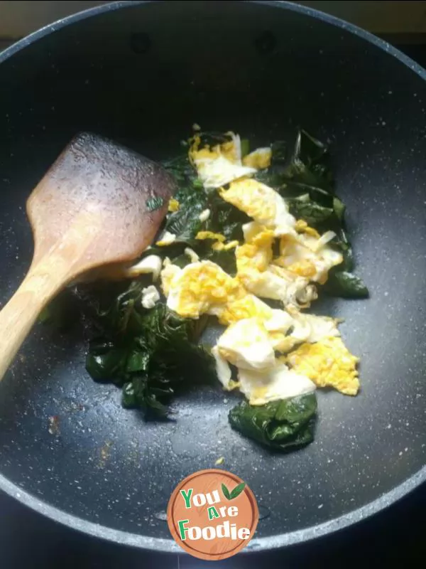 Fried egg with sweet potato leaf shrimp sauce