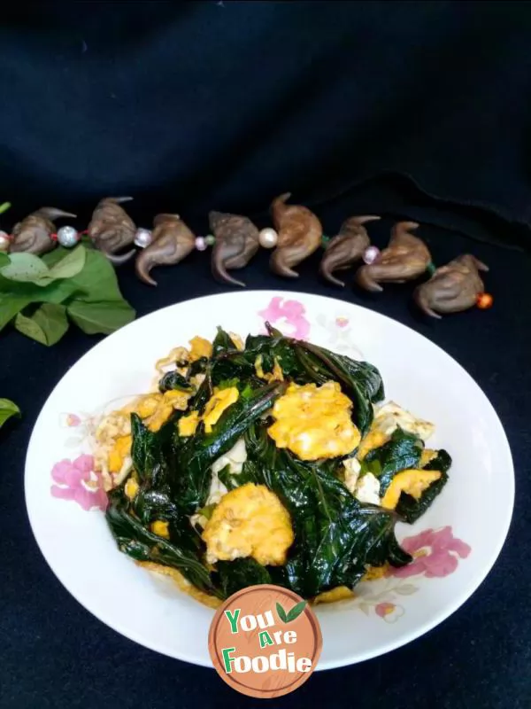 Fried egg with sweet potato leaf shrimp sauce