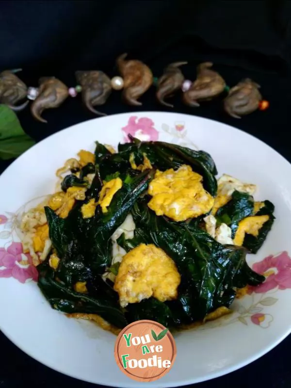 Fried egg with sweet potato leaf shrimp sauce