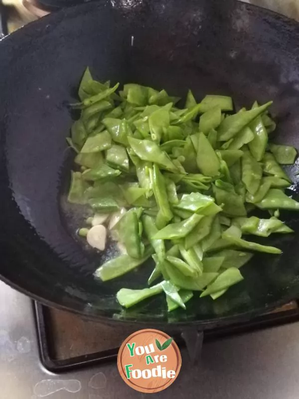 Lotus beans with garlic