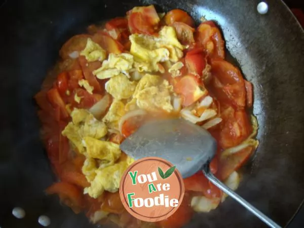 Scrambled egg with shredded tomato and vegetable